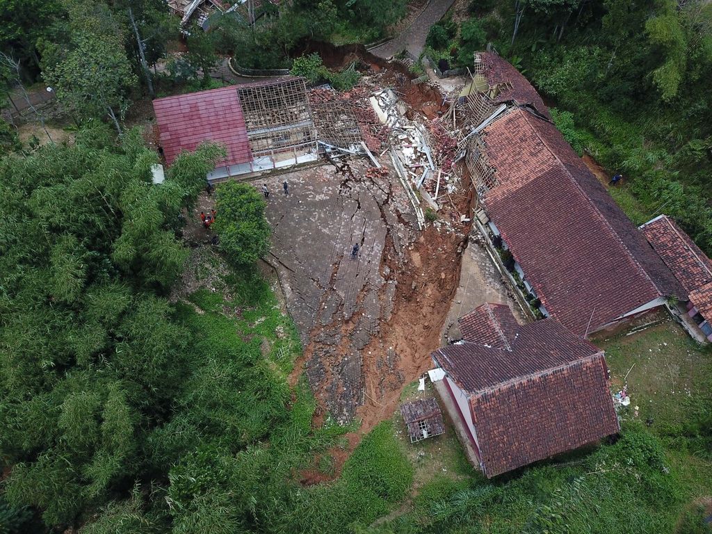 Foto udara kondisi kampung yang terdampak pergerakan tanah di Desa Cibedug, Rongga, Kabupaten Bandung Barat, Jawa Barat, Senin (4/3/2024). 