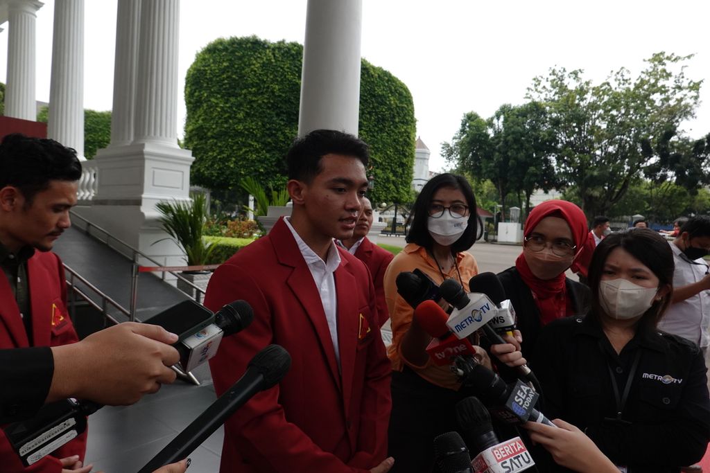 Atlet panjat tebing Kiromal Katibin memberikan keterangan pers seusai bertemu dengan Presiden Joko Widodo di Istana Kepresidenan, Jakarta, Rabu (21/9/2022). 