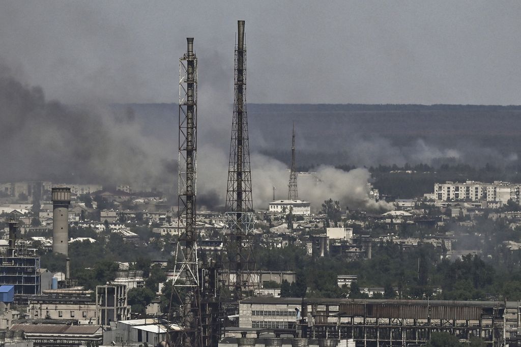 Asap hitam dan debu membubung di dekat kota Sievierodonetsk saat pertempuran antara pasukan Rusia dan Ukraina di wilayah Donbas, Ukraina timur, 9 Juni 2022. 