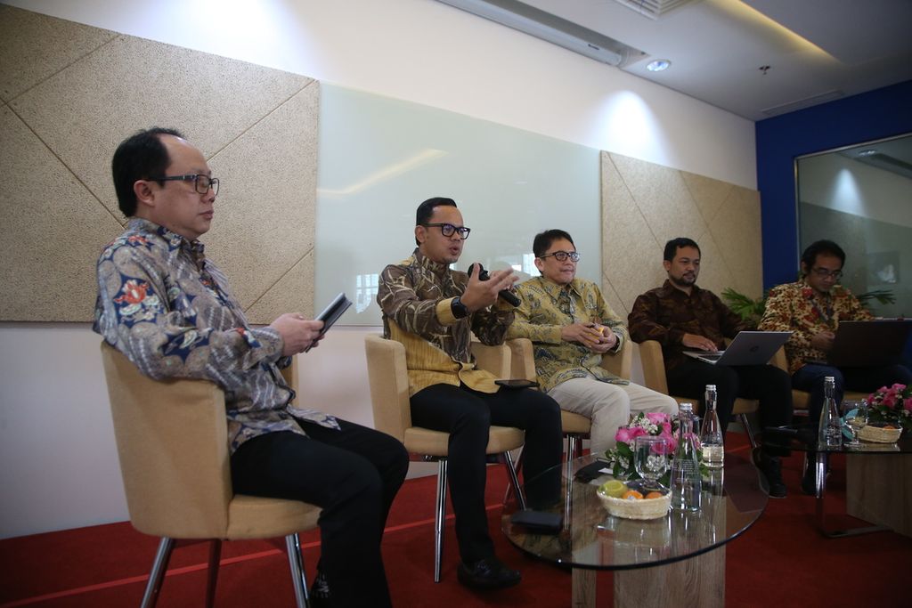 The Mayor of Bogor who is also the Chairman of the Management Board of the Indonesian City Government Association (Apeksi) Bima Arya (second from left) with the Director General of Fiscal Balance of the Ministry of Finance Astera Primanto Bhakti (center) accompanied by Kompas Editor in Chief Sutta Dharmasaputra (left), Research and Development researcher Kompas Mahatma Chrysna (second from right), and Deputy Managing Editor of Kompas Haryo Damardono were speakers at the Kompas Collaboration Forum-City Leaders Community APEKSInergi #2 discussion at Kompas Tower, Jakarta, Friday (10/6/2022).