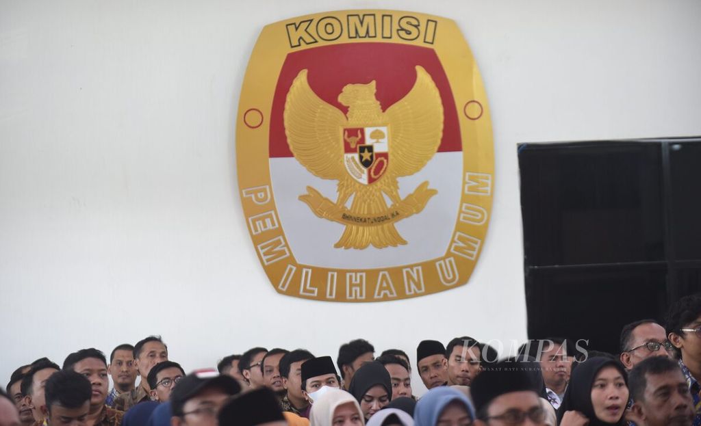 Persiapan Pelantikan Anggota Panitia Pemilihan Kecamatan (PPK) pemilihan gubernur dan wakil gubernur Jawa Timur serta pemilihan wali kota dan wakil wali kota Surabaya di Kantor KPU Kota Surabaya, Kamis (16/5/2025). Dalam kesempatan tersebut, KPU Surabaya melantik sebanyak 155 anggota PPK. Dalam pelantikan tersebut dilakukan pengambilan sumpah dari calon anggota PPK berdasarkan agama masing-masing. Mereka akan bekerja selama delapan bulan ke depan terhitung sejak dilantik. 