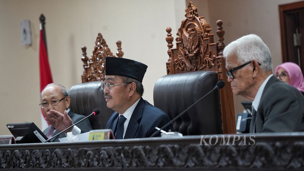 Tiga anggota Majelis Kehormatan Mahkamah Konstitusi (MKMK) Wahiduddin Adams, Jimly Asshiddiqie dan Bintan R. Saragih (dari kiri ke kanan) saat Sidang Etik Majelis Kehormatan Mahkamah Konstitusi (MKMK) dengan agenda Pemeriksaan Pendahuluan Mendengarkan Keterangan Pelapor dan/atau Memeriksa Alat Bukti terkait dugaan pelanggaran etik Ketua Mahkamah Konstitusi Anwar Usman di Ruang Sidang MKMK, Gedung 2 Mahkamah Konstitusi, Jakarta, Selasa (31/10/2023).