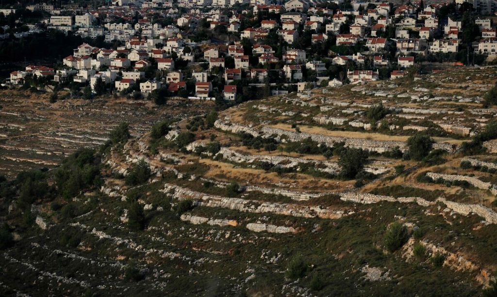Foto yang diambil dari sebuah desa Palestina di dekat kota Ramallah di Tepi Barat yang diduduki Israel menunjukkan sebagian pemandangan dari permukiman Yahudi Givat Zeev, pada 10 Juni 2020.