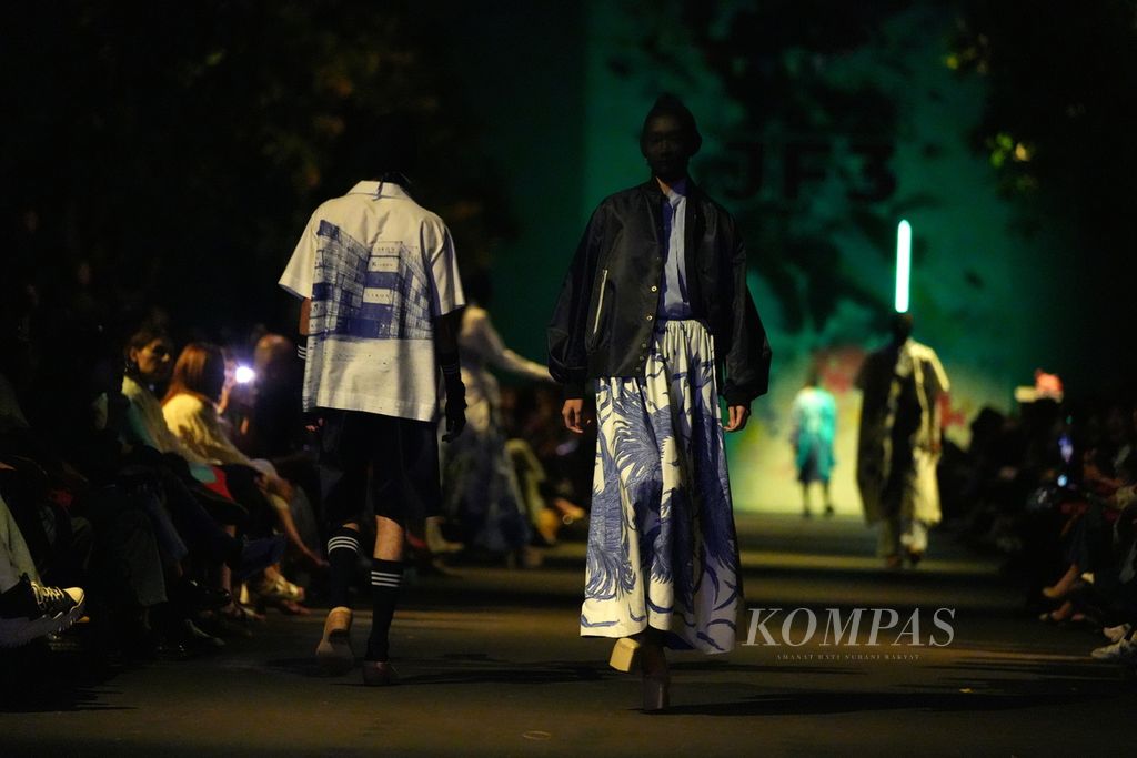 Model membawakan koleksi Lakon Indonesia yang bertajuk ”Pasar Malam” dalam Jakarta Fashion and Food Festival (JF3) di Summarecon Mall Serpong, Kabupaten Tangerang, Banten, Selasa (30/7/2024). 