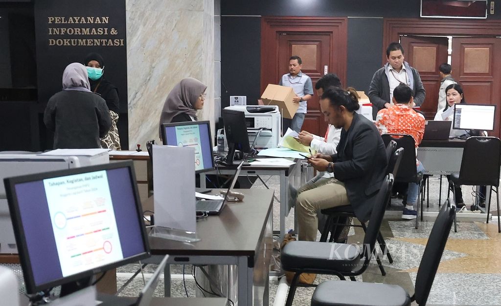 Suasana pendaftaran perkara Perselisihan Hasil Pemilihan Umum (PHPU) 2024 di Gedung Mahkamah Konstitusi (MK) pada hari terakhir masa pendaftaran, Sabtu (23/3/2024).