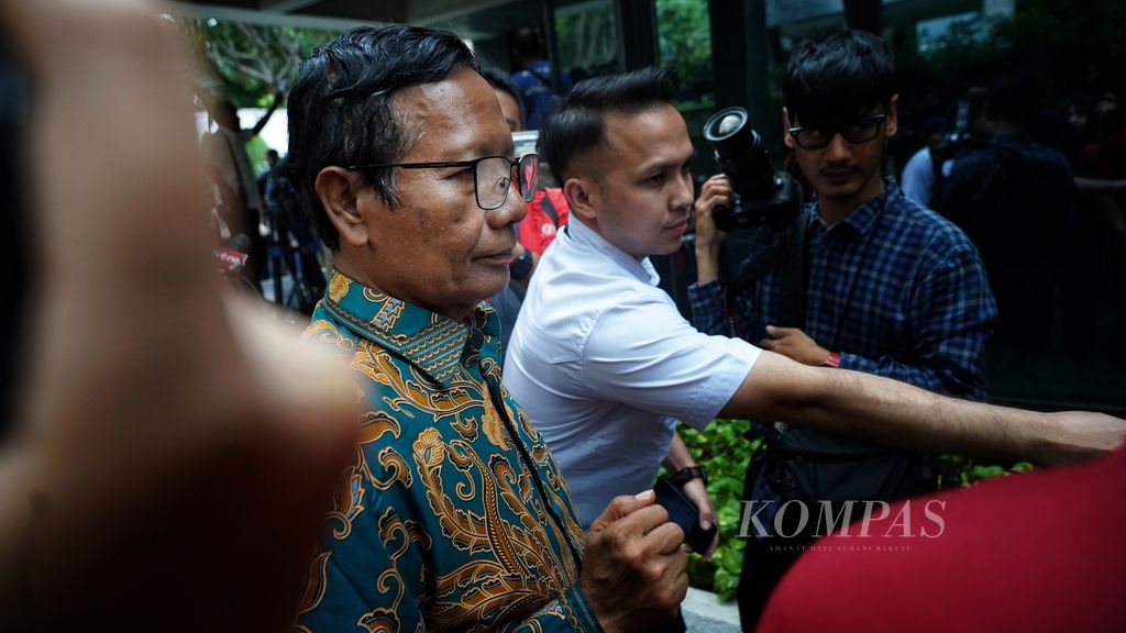 Calon wakil presiden Mahfud MD saat meninggalkan Gedung High End, Jalan Kebon Sirih, Jakarta, setelah pertemuan Tim Pemenangan Nasional Ganjar-Mahfud, Kamis (15/2/2024).