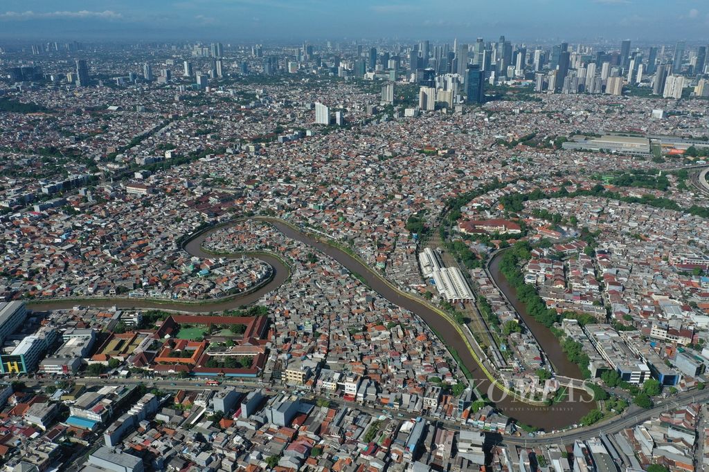 Aerial photo of the metropolitan landscape of Jakarta, on Saturday (20/1/2024). Jakarta will transform into a global city after the country's capital moves to the Ibu Kota Nusantara region in East Kalimantan.