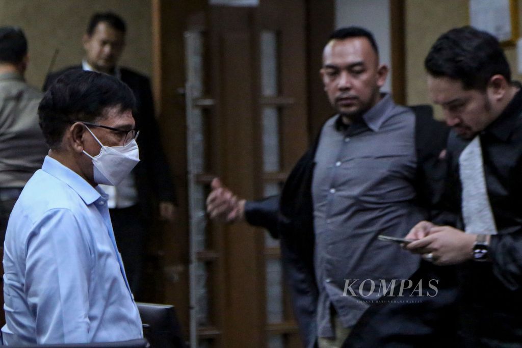 Bekas Menteri Komunikasi dan Informatika Johnny G Plate meninggalkan ruang sidang setelah pembacaan tuntutan oleh jaksa penuntut umum di Pengadilan Tindak Pidana Korupsi, Jakarta, Rabu (25/10/2023).