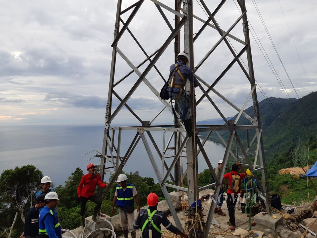 Pekerja turun dari menara pembangkit di perbatasan Kolaka-kolaka Utara, Sulawesi Tenggara, Kamis (27/12/2018. 