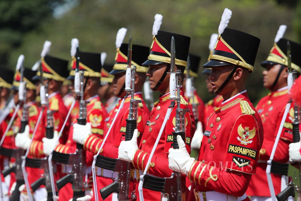 Pasukan pengamanan presiden saat upacara penyambutan Perdana Menteri Malaysia Anwar Ibrahim di Istana Kepresidenan, Bogor, Jawa Barat, Senin (9/1/2023). 
