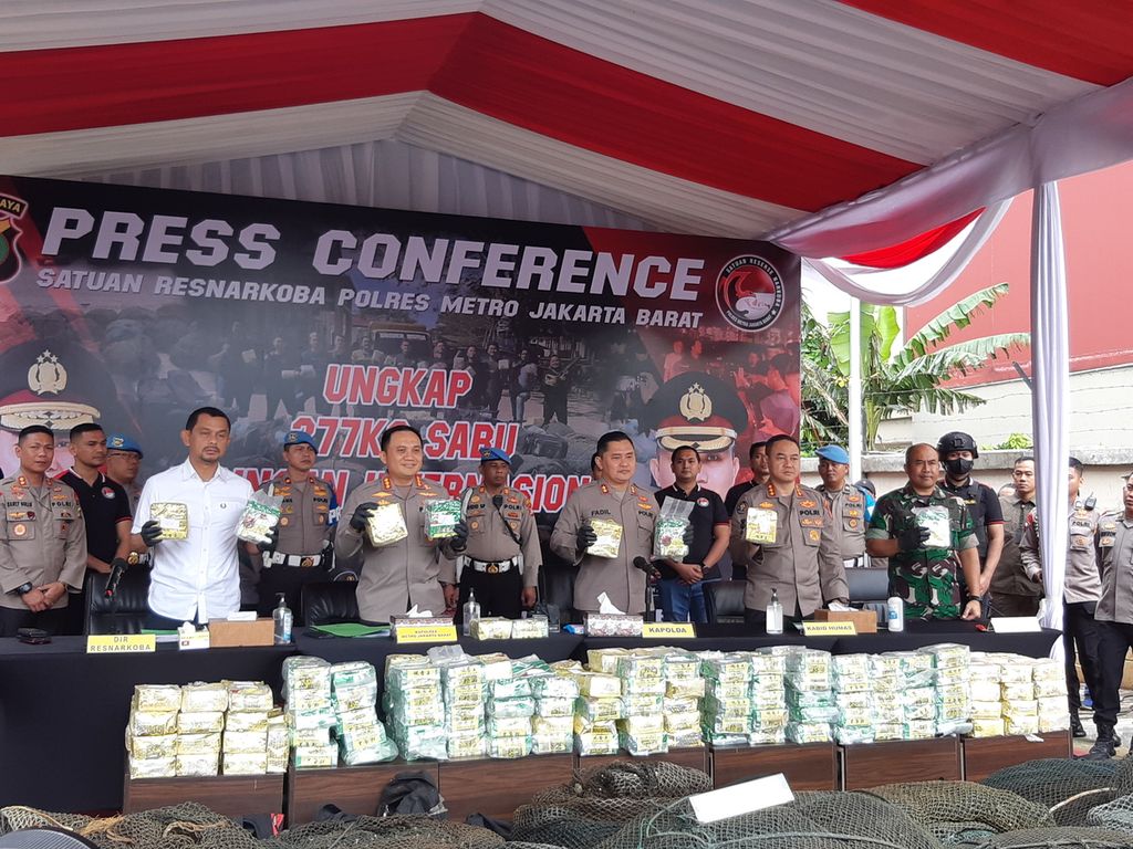 Polisi menunjukkan barang bukti sabu dan enam tersangka yang terlibat peredaran 277 kilogram sabu jaringan Malaysia-Indonesia di Polres Metro Jakarta Barat, Kamis (23/2/2023). 