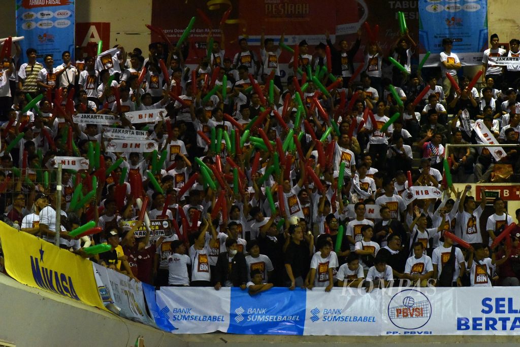 Jakarta BIN supporters are fully supporting one of their favorite players, national women's volleyball player Megawati Hangestri Pertiwi, as Jakarta BIN defeated Jakarta Electric PLN, 3-1 (26-24, 25-21, 23-25, 25-18), in the first day of the 2024 Proliga series in Palembang, South Sumatra, at the GOR Palembang Sport and Convention Center on Thursday (9/5/2024).