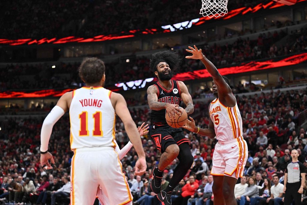 Chicago Bulls player Coby White tries to score points during the NBA play-in match against the Atlanta Hawks, Thursday (18/4/2024) morning WIB. The Bulls won 131-116.