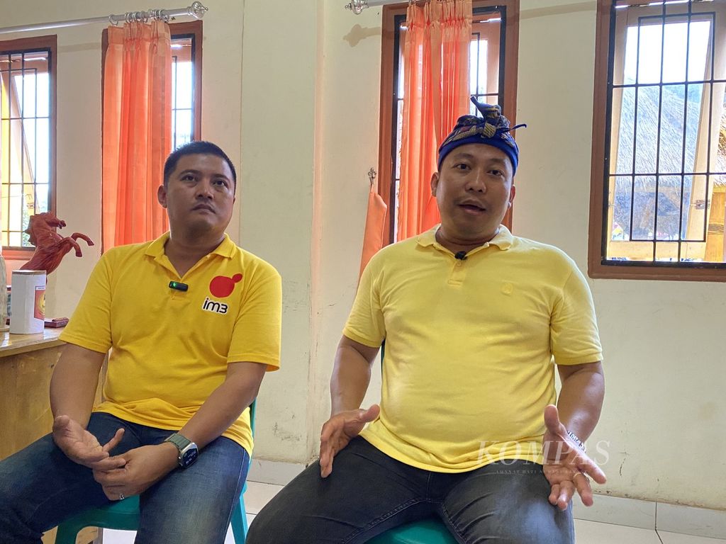 SVP Head of Brand Management and Strategy IM3 Fahroni Arifin (kiri) dan Kepala Desa Pagutan, Lombok Tengah, Subandi (kanan), Jumat (7/7/2023).