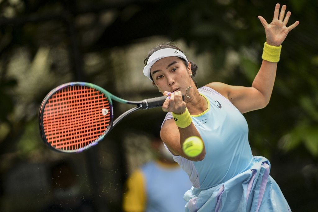 Petenis putri Indonesia, Aldila Sutjiadi, tampil dalam final Mandiri Tennis Open 2022 di Jakarta, Minggu (13/2/2022). 