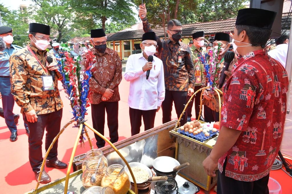 Wakil Presiden Ma’ruf Amin meninjau stan pada acara peresmian Bank Wakaf Mikro Pesantren Modern Pondok Karya Pembangunan di Jakarta, Kamis (24/3/2022). 