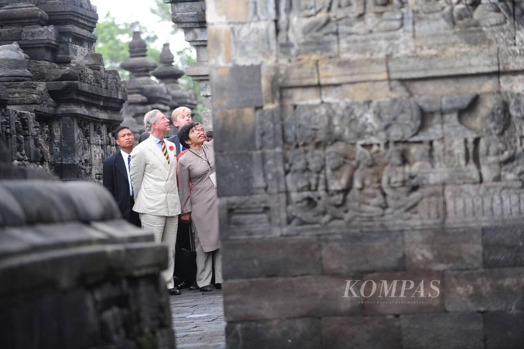 Pangeran Charles dari Kerajaan Inggris memperhatikan relief Candi Borobudur yang terletak di Kabupaten Magelang, Jawa Tengah, Selasa (4/11/2008). 