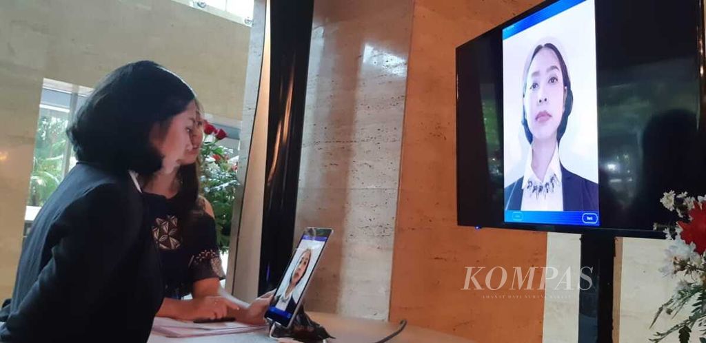 Seorang perempuan mencoba teknologi pengenalan wajah yang dimiliki oleh Oneconnect, sebuah perusahaan penyedia layanan teknologi bagi industri keuangan di Jakarta, Rabu (20/2/2019)