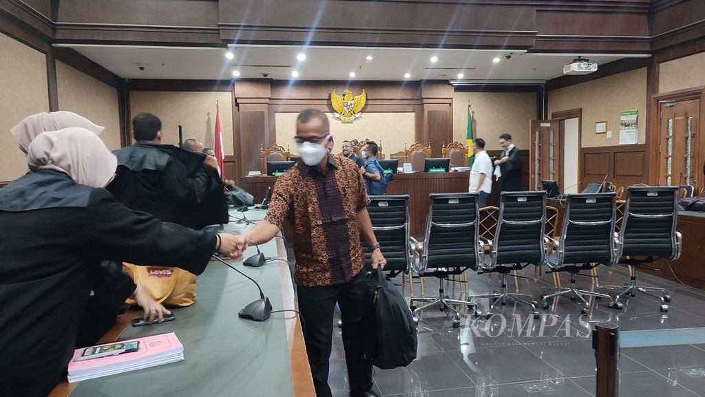 Bekas Direktur PT Garuda Indonesia (Persero) Tbk, Emirsyah Satar meninggalkan ruang sidang di Pengadilan Tindak Pidana Korupsi Jakarta, Senin (18/9/2023).
