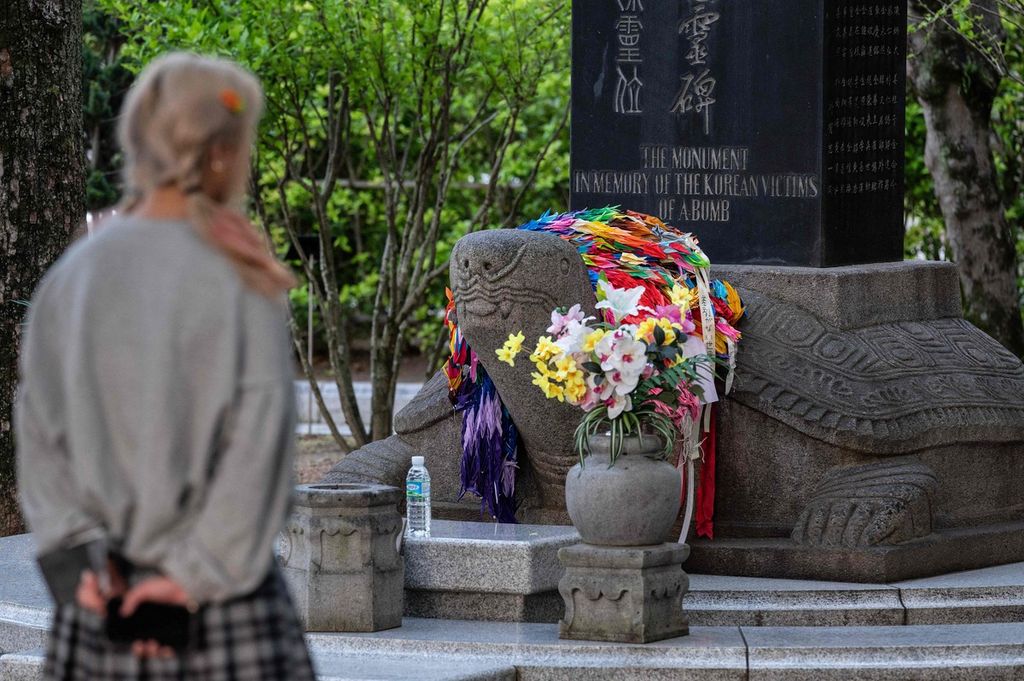 Seorang pengunjung melihat monumen warga Korea yang menjadi korban bom atom pada 1945 di Hiroshima, Jepang, 14 Mei 2023. 