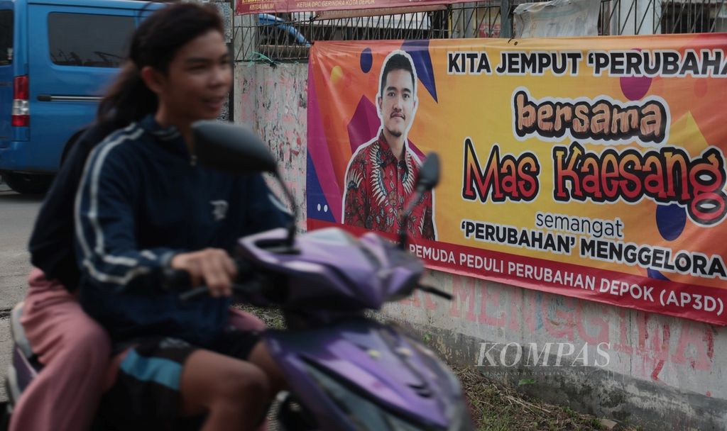 Foto putra bungsu Presiden Jokowi, Kaesang Pangarep, banyak menghiasi sudut-sudut Kota Depok, seperti terlihat di kawasan Bojongsari, Depok, Jawa Barat (27/5/2023). 