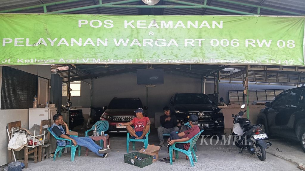 Warga Kompleks Metland Puri, Cipondoh, Kota Tangerang, berkumpul di pos keamanan pelayanan warga RT 006 RW 008, Jumat (6/9/2024).