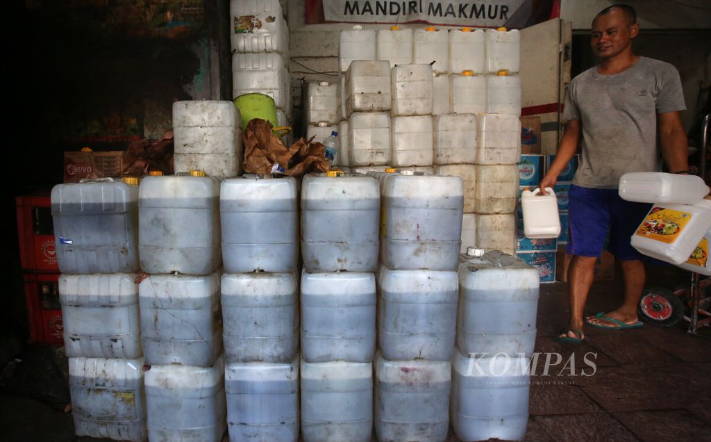 Pegawai toko grosir bahan kebutuhan pokok menata jeriken minyak goreng kosong di kawasan Gelora, Jakarta, Senin (30/5/2022). Kementerian Perindustrian (Kemenperin) akan menghentikan subsidi minyak goreng curah mulai Selasa (31/5/2022). Langkah ini diambil menilik harga komoditas yang sudah turun dibanding beberapa bulan lalu. pencabutan subsidi minyak goreng curah juga menyusul kebijakan baru dari Kementerian Perdagangan (Kemendag), terkait kebijakan domestic market obligation (DMO) dan domestic price obligation (DPO). Pemerintah menerapkan program subsidi agar harga minyak goreng curah sesuai HET seharga Rp 14.000 per liter atau Rp 15.500 per kg sejak Maret 2022. 