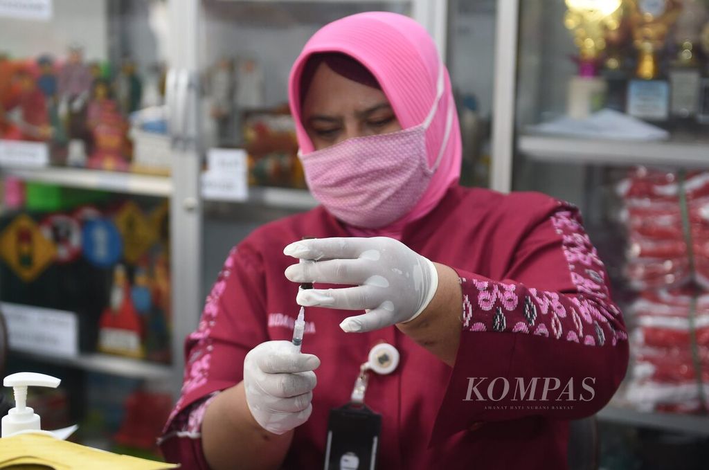 Petugas menyiapkan vaksin DPT saat Bulan Imunisasi Anak Nasional (BIAN) di Posyandu Anggrek Ungu 2, Kecamatan Wonocolo, Kota Surabaya, Jawa Timur, Selasa (2/8/2022). 
