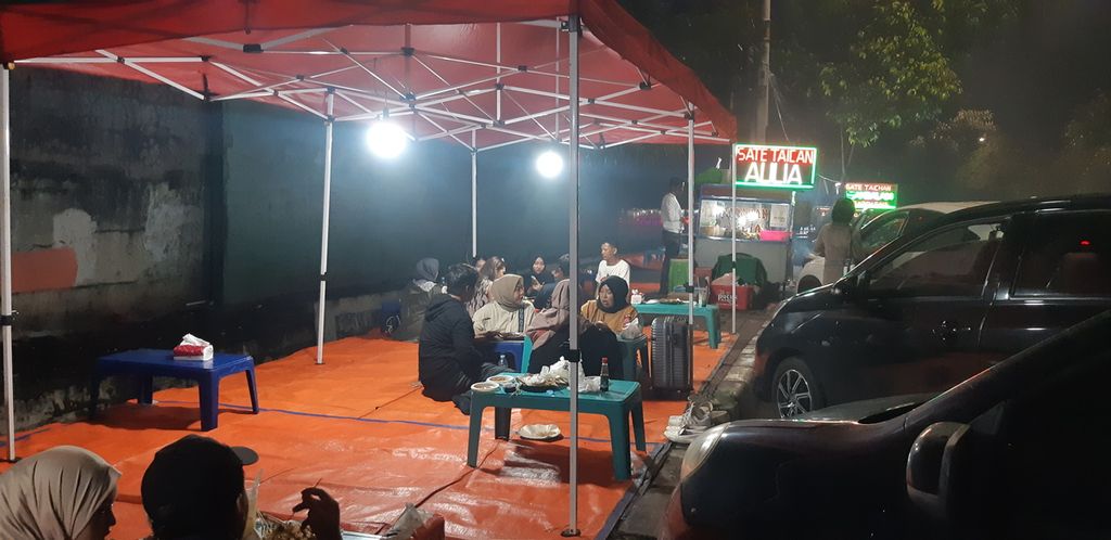 Warga menyantap sate taichan di pinggir jalan Jalan Tentara Pelajar, Gelora, Jakarta Pusat, Jumat (10/2/2023) malam.