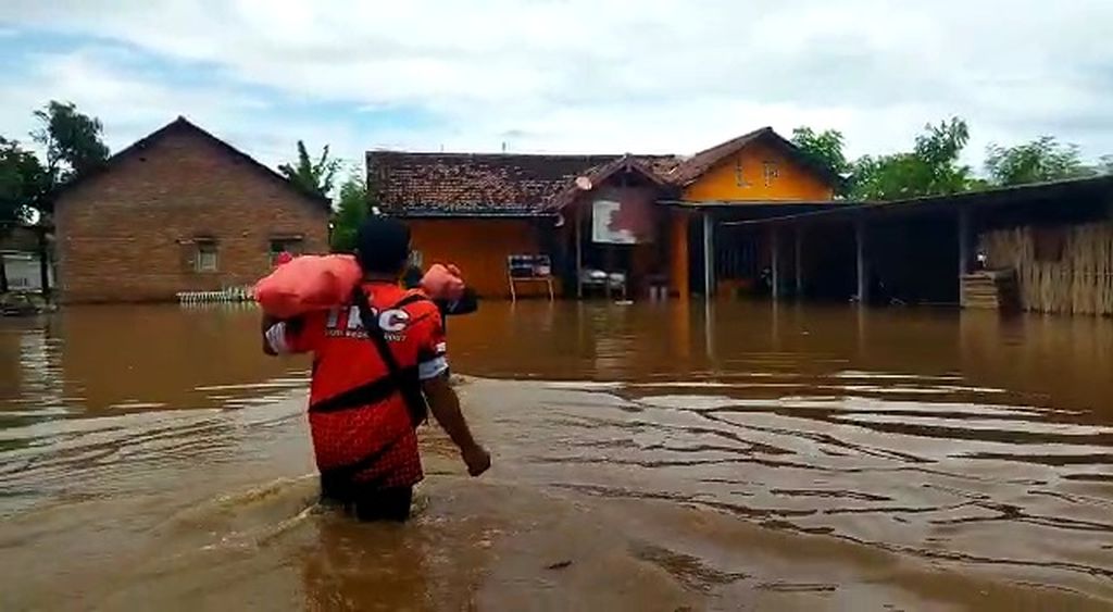 Banjir melanda kawasan kota di Kecamatan Banyuwangi, Kabupaten Banyuwangi, Jawa Timur, Senin (17/10/2022). Sebanyak 11 keluarga kehilangan rumah tinggal dan harus mengungsi sementara.
