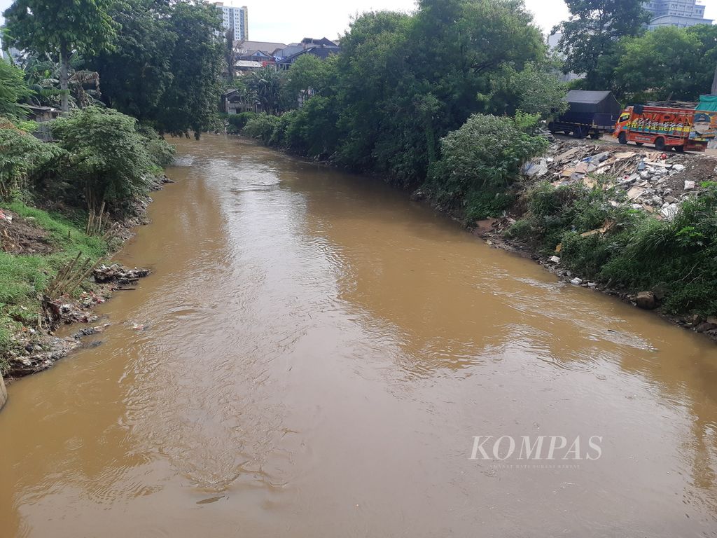 Aliran Sungai Ciliwung di kawasan Rawajati, Kecamatan Pancoran, Jakarta Selatan, Jumat (8/4/2022). Risiko tanah begerak dan longsor rentan terjadi ketika hujan.
