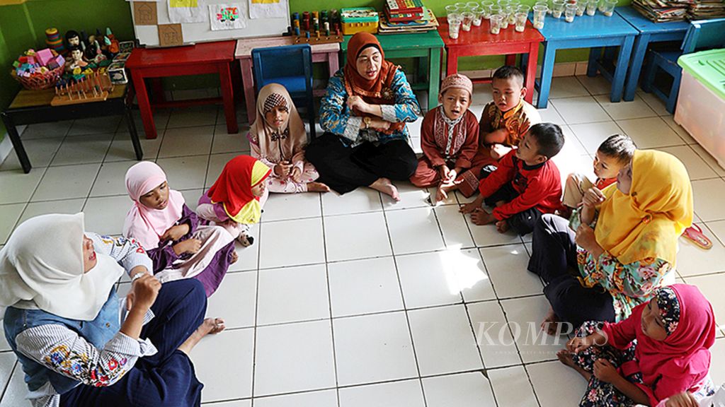 Sejumlah anak buruh di Pasar Induk Kramat Jati bermain dan bernyanyi bersama guru mereka di Taman Pendidikan Anak Usia Dini (PAUD) Tunas Jaya di kompleks Pasar Induk Kramat Jati, Jakarta Timur, Jumat (23/3). PAUD menjadi tempat pendidikan sekaligus penitipan bagi anak-anak para buruh di Pasar Induk Kramat Jati.