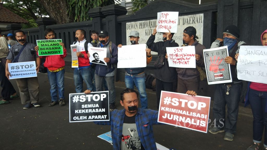 Puluhan jurnalis di Malang, Jawa Timur, gelar aksi keprihatinan tolak kekerasan oleh aparat terhadap jurnalis yang tengah bertugas, Jumat (27/9/2019).