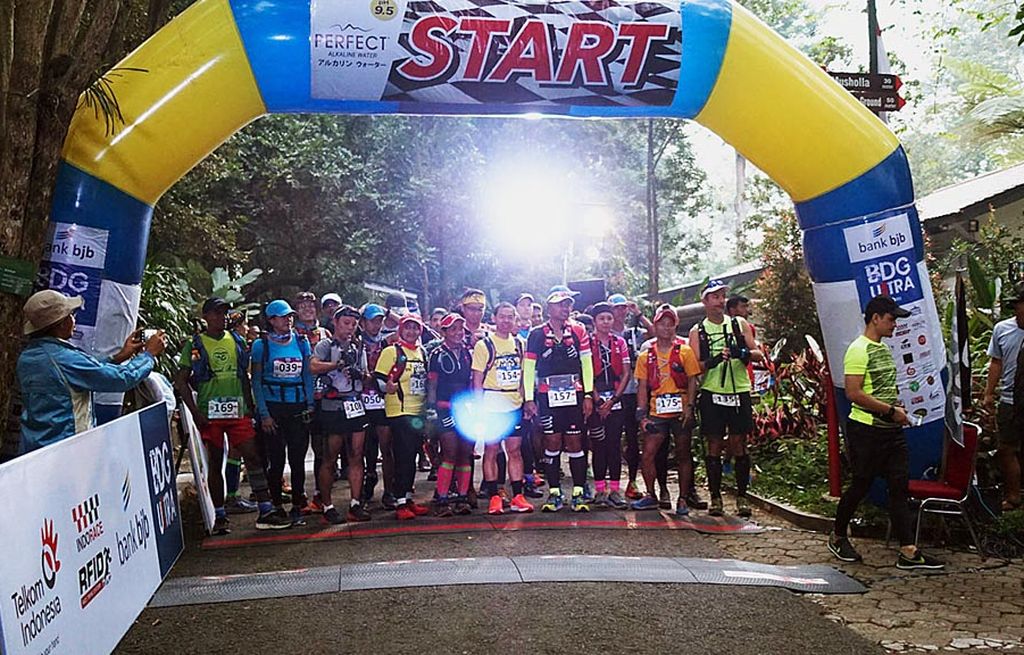 Para peserta  BDG Ultra 100 bersiap di garis start di Taman Hutan Raya Djuanda, Bandung, Sabtu (16/9).