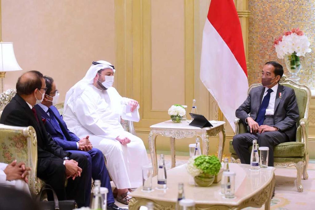 Presiden Joko Widodo bertemu CEO Abu Dhabi Holding Mohamed Hassan Al Suwaidi dan Executive Director Lulu Group Ashraf Ali di Hotel Emirates Palace, Abu Dhabi, Jumat (1/7/2022).