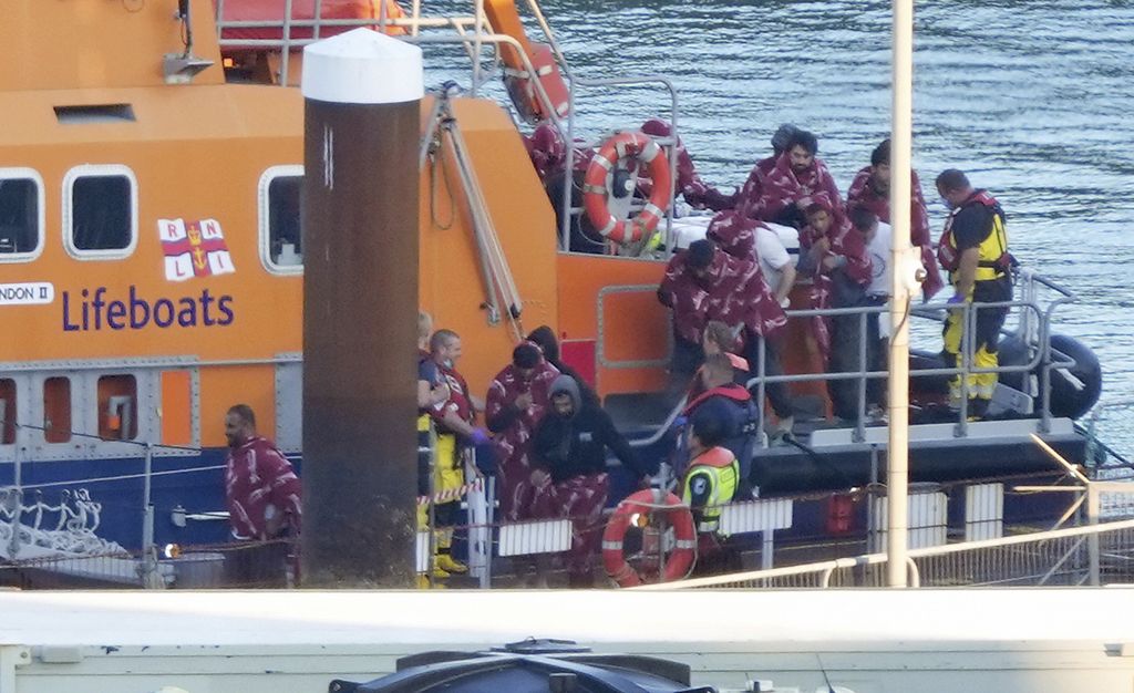 Sekelompok orang yang diduga migran dibawa ke Dover, Inggris, dengan kapal penyelamat RNLI Dover Lifeboat seusai insiden yang menimpa perahu kecil di Selat Inggris, Sabtu (5/10/2024).  