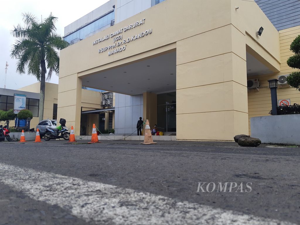 Instalasi Gawat Darurat Rumah Sakit Umum Pusat Prof dr RD Kandou di Manado, Sulawesi Utara, tampak lengang, Jumat (11/2/2022). Semua rumah sakit rujukan Covid-19 di Sulut, termasuk RSUP Kandou, telah diminta menaikkan kapasitas ruang isolasi hingga 20 persen dari total seluruh tempat tidur yang dimiliki.