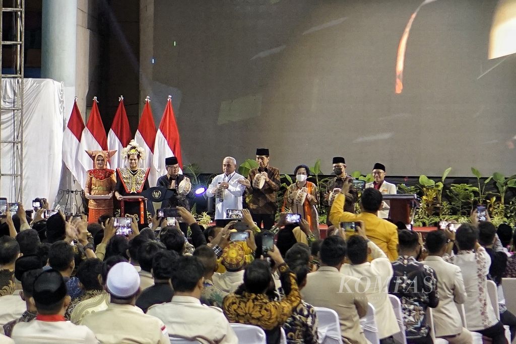 Presiden Joko Widodo menabuh rebana saat membuka Muktamar XVIII Pemuda Muhammadiyah di Kota Balikpapan, Kalimantan Timur, Rabu (22/2/2023).