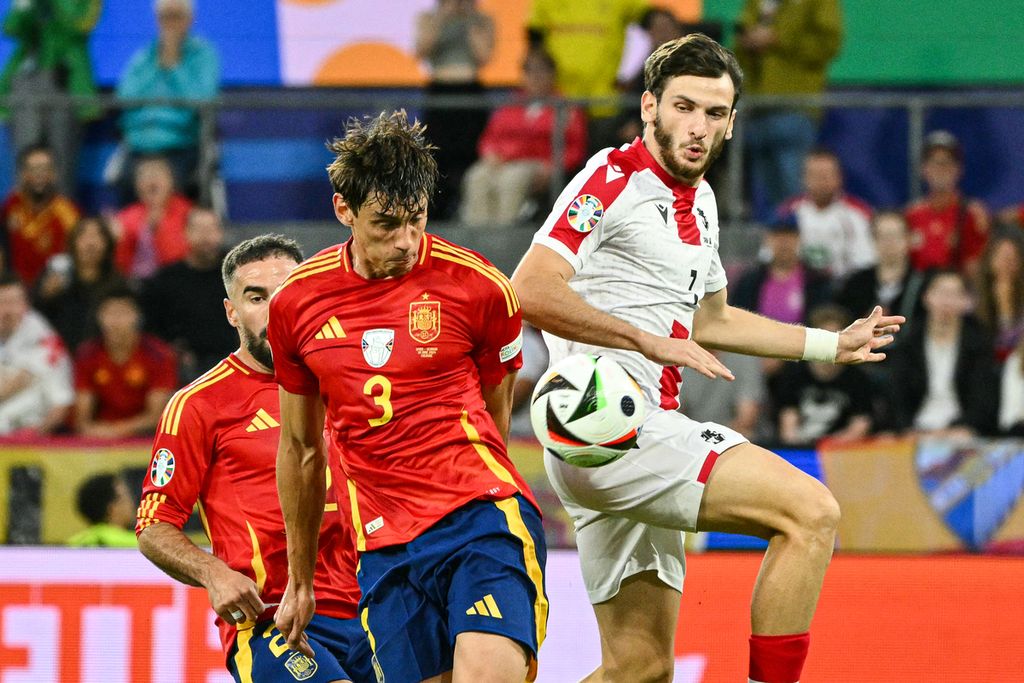 Pemain Spanyol, Robin Le Normand (tengah/3), berebut bola dengan pemain Georgia Khvicha Kvaratskhelia pada laga babak 16 besar Piala Eropa Jerman 2024 di Cologne, Jerman, 30 Juni 2024. 