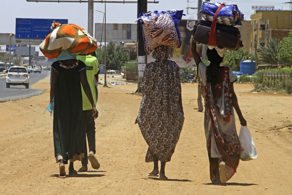 Warga mengungsi dari bagian selatan Khartum, ibu kota Sudan, pada 18 April 2023, menyusul konflik bersenjata antara militer dan kelompok milisi yang pecah sejak 15 April 2023. 