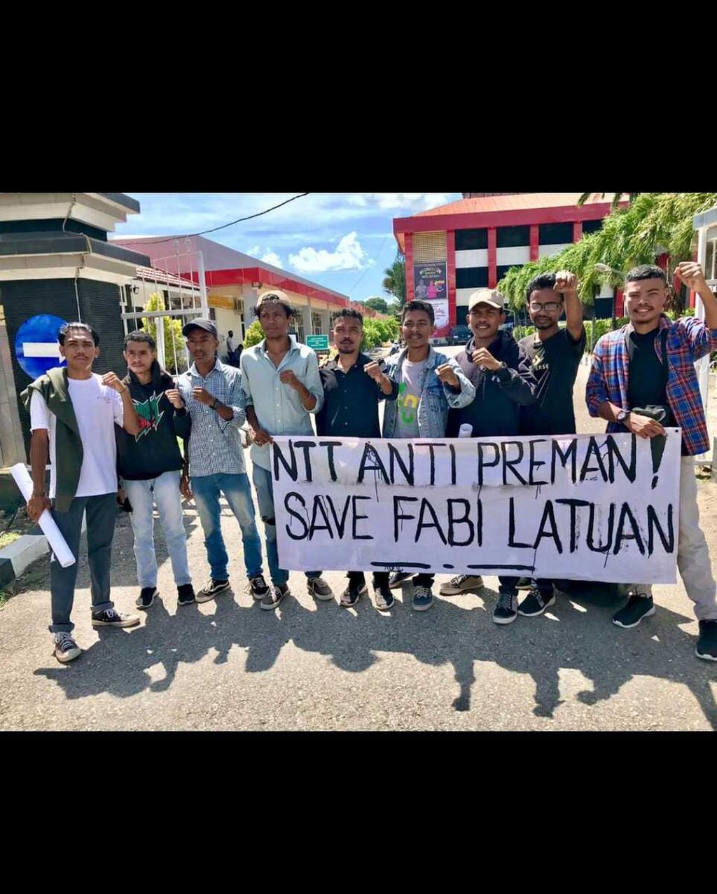 Aksi unjuk rasa mahasiswa menuntut Polda NTT memberantas premanisme di daerah itu. Unjuk rasa berlangsung di Markas Polda NTT pada Rabu (4/5/2022).