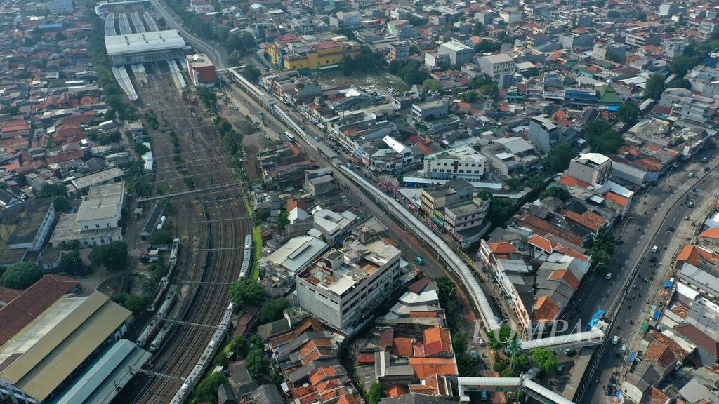 Foto udara jalur kereta api di sekitar Stasiun Jatinegara dan Depo Lokomotif Jatinegara serta jembatan halte Transjakarta di kawasan Jatinegara, Jakarta Timur, Jumat (24/7/2020). 