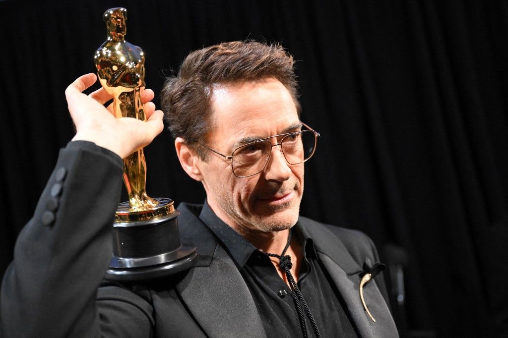 Dalam foto yang disediakan  A.M.P.A.S., Robert Downey Jr difoto di belakang panggung seusai menerima piala Oscar sebagai Aktor Pendukung Terbaik di ajang 96th Annual Academy Awards di Dolby Theatre, Hollywood, California, AS, Minggu (10/3/2024) malam waktu setempat.  