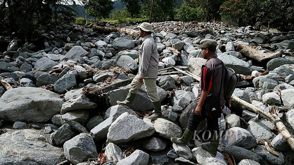 Tim Pusat Vulkanologi dan Mitigasi Bencana Geologi (PVMBG) Badan Geologi mengecek penyebab banjir bandang di daerah hulu Cagar Alam Cycloop, Sentani, Papua, Kamis (21/3/2019). Tim ini dibentuk untuk menyelidiki penyebab utama banjir bandang yang hingga Kamis menyebabkan 105 orang tewas, 93 orang hilang, dan 10.055 orang mengungsi.