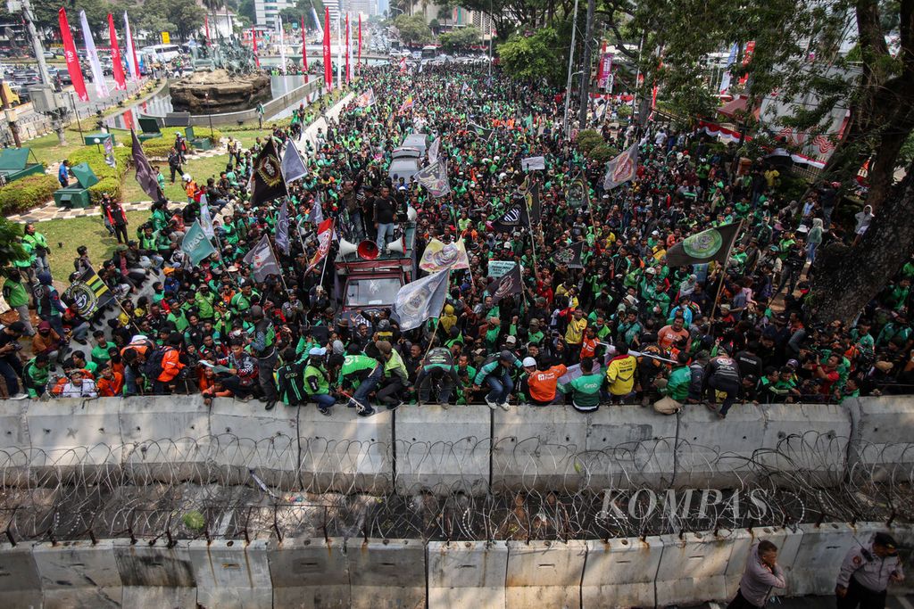 Para pengemudi ojek <i>online</i> atau ojek daring berunjuk rasa di kawasan Patung Kuda Wijaya, Jakarta, Kamis (29/8/2024).