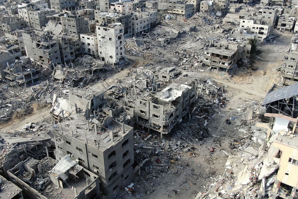 Pemandangan udara pada 26 Desember 2023 menunjukkan bangunan-bangunan yang hancur di Beit Lahia menyusul pengeboman Israel di Jalur Gaza utara. 