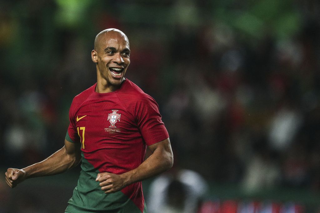 Gelandang Portugal Joao Mario melakukan selebrasi setelah mencetak gol keempat dalam pertandingan persahabatan antara Portugal dan Nigeria di Stadio Alvalade, Lisabon, Portugal, Jumat (18/11/2022) dini hari WIB. Portugal mengalahkan Nigeria, 4-0, meskipun tanpa Cristiano Ronaldo.