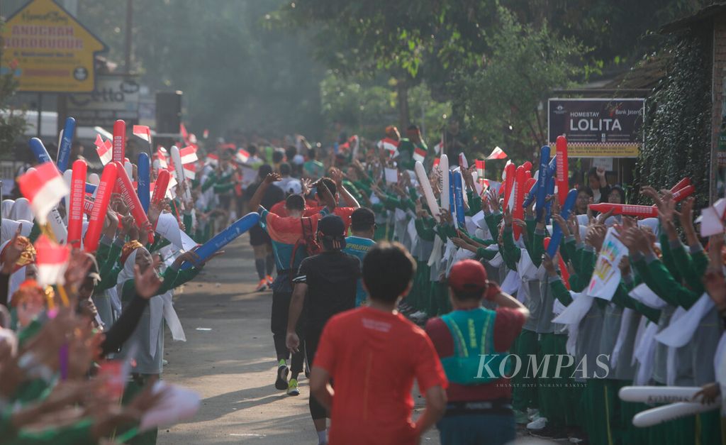 Sambutan meriah bagi peserta lari Tilik Candi saat mengikuti Borobudur Marathon 2022 Powered by Bank Jateng di kawasan Candi Borobudur, Jawa Tengah (13/11/2022). 