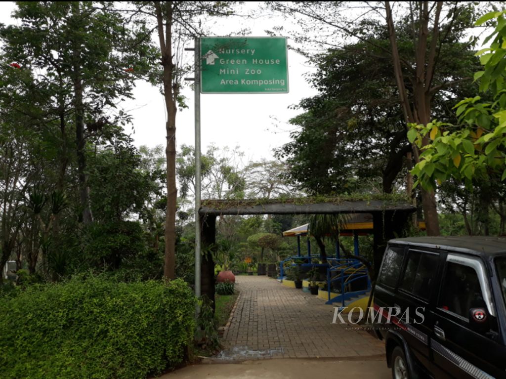 Kawasan pintu masuk taman di TPA Rawa Kucing, Tangerang, mengarah ke kawasan hijau serta kebun tanaman bonsai saat dipotret pada 2018. Kala itu, TPA Rawa Kucing masih asri dan hijau.