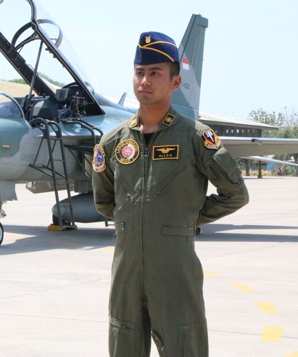 Pilot pesawat jet tempur latih T50i Golden Eagle TNI AU, Letnan Satu Penerbang Allan Safitra Indra Wahyudi, gugur dalam tugas pada Senin (18/7/2022) malam. Pesawat yang ia terbangkan jatuh pada Senin malam di Blora, Jawa Tengah.
